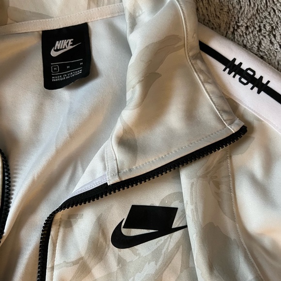 Nike Sportswear Cream Floral Warmup Jacket - Picture 3 of 3